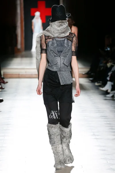 Look 16